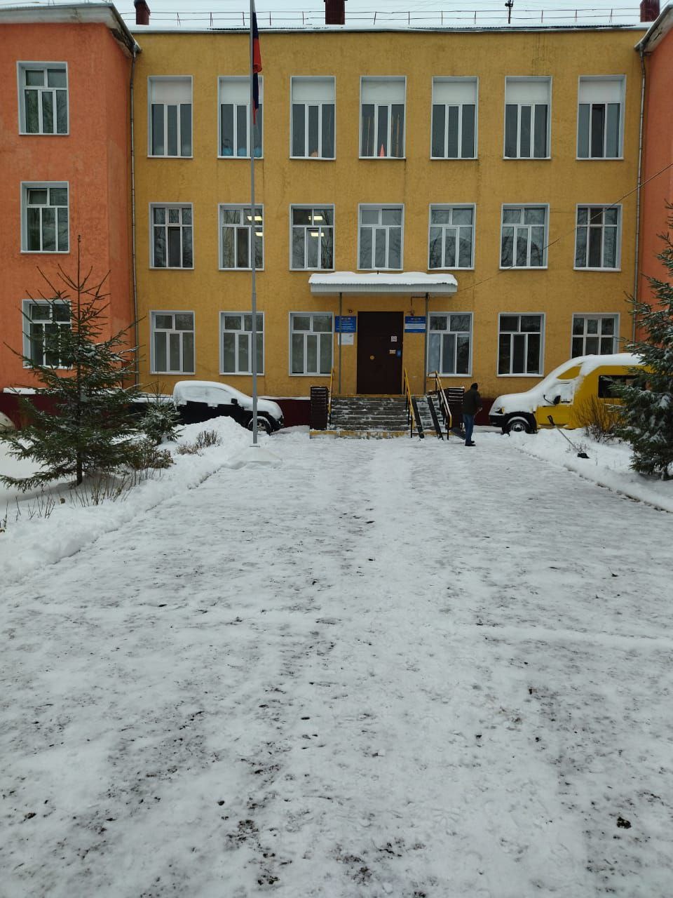 Оперативно организована очистка от снега школьной территории.
