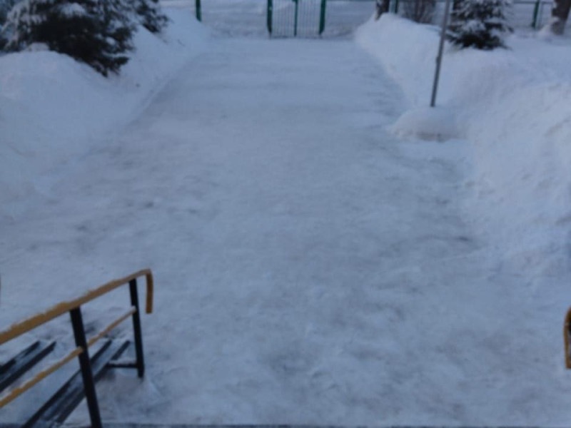 Оперативно организована очистка от снега школьной территории.